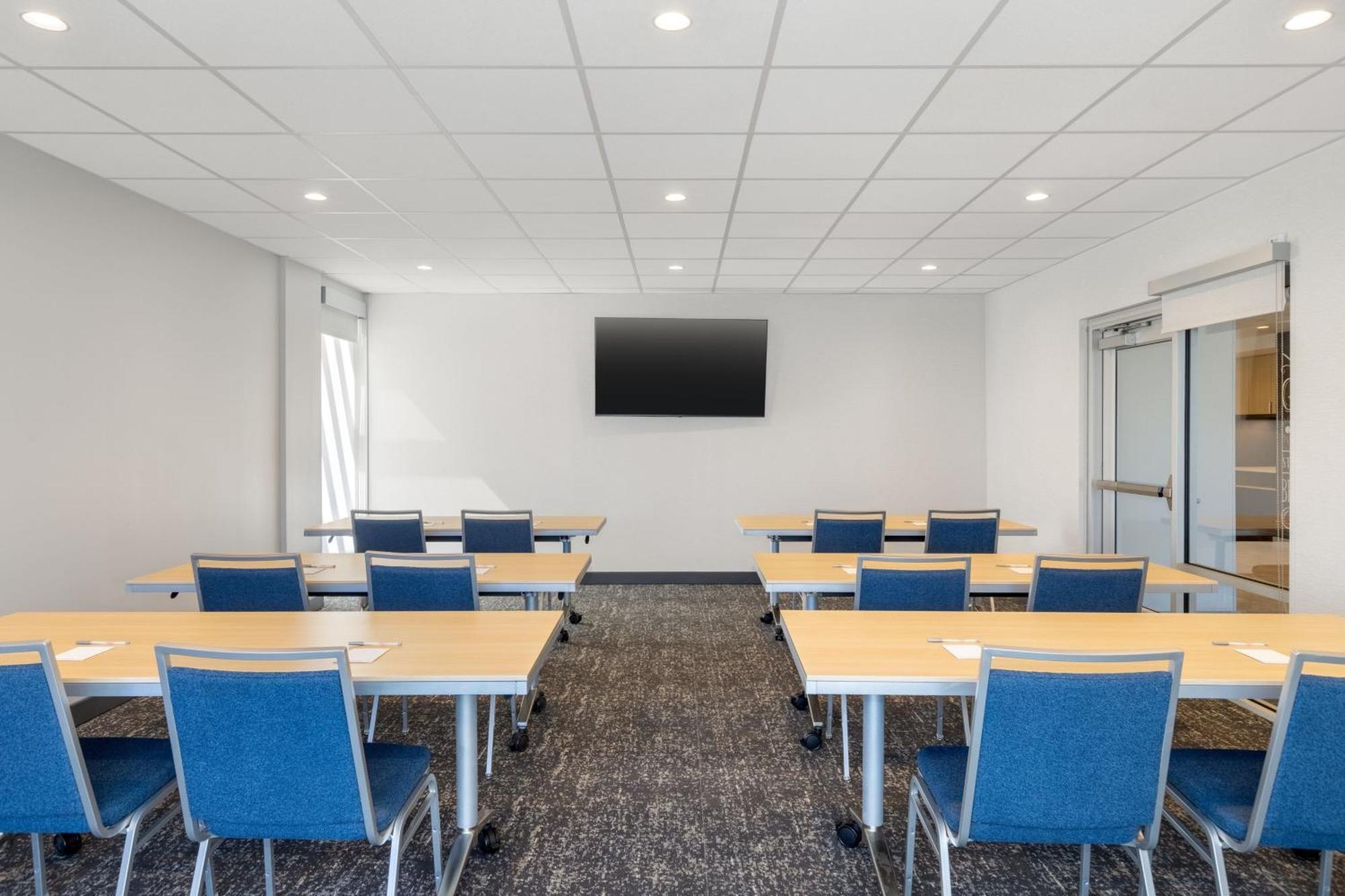 Towneplace Suites By Marriott Geneva At Spire Academy Kültér fotó